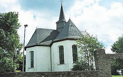 Vergrößerte Ansicht: Kleine Kapelle mit weißer Fassade und dunklem Dach