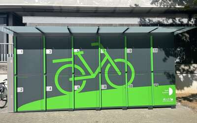 Container mit 12 Fahrradboxen und grünem Fahrradmotiv