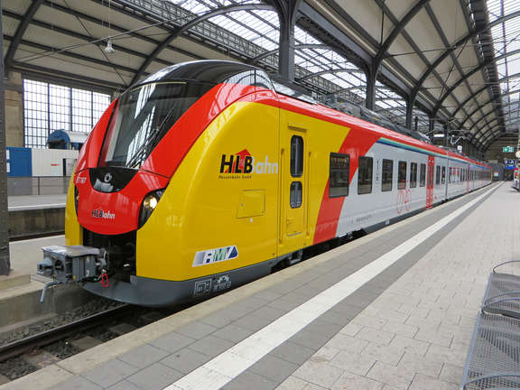 Vergrößerte Ansicht: Gelb-rot-graue HLB Bahn