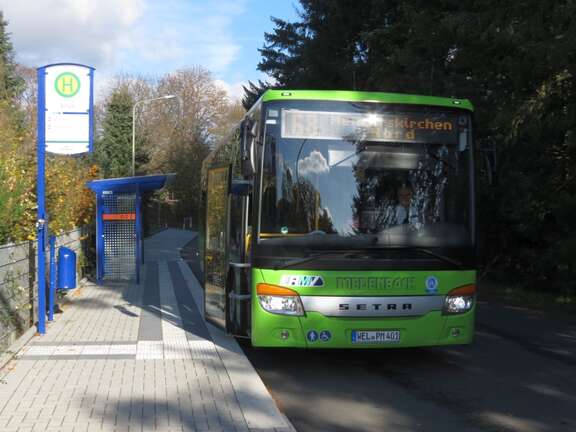 Neufahrzeug Fa. Medenbach Traffic Neuer grüner Bus Firma Medenbach an an einer Haltestelle.