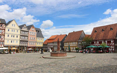 Vergrößerte Ansicht: Der Marktplatz mit seinem Brunnen