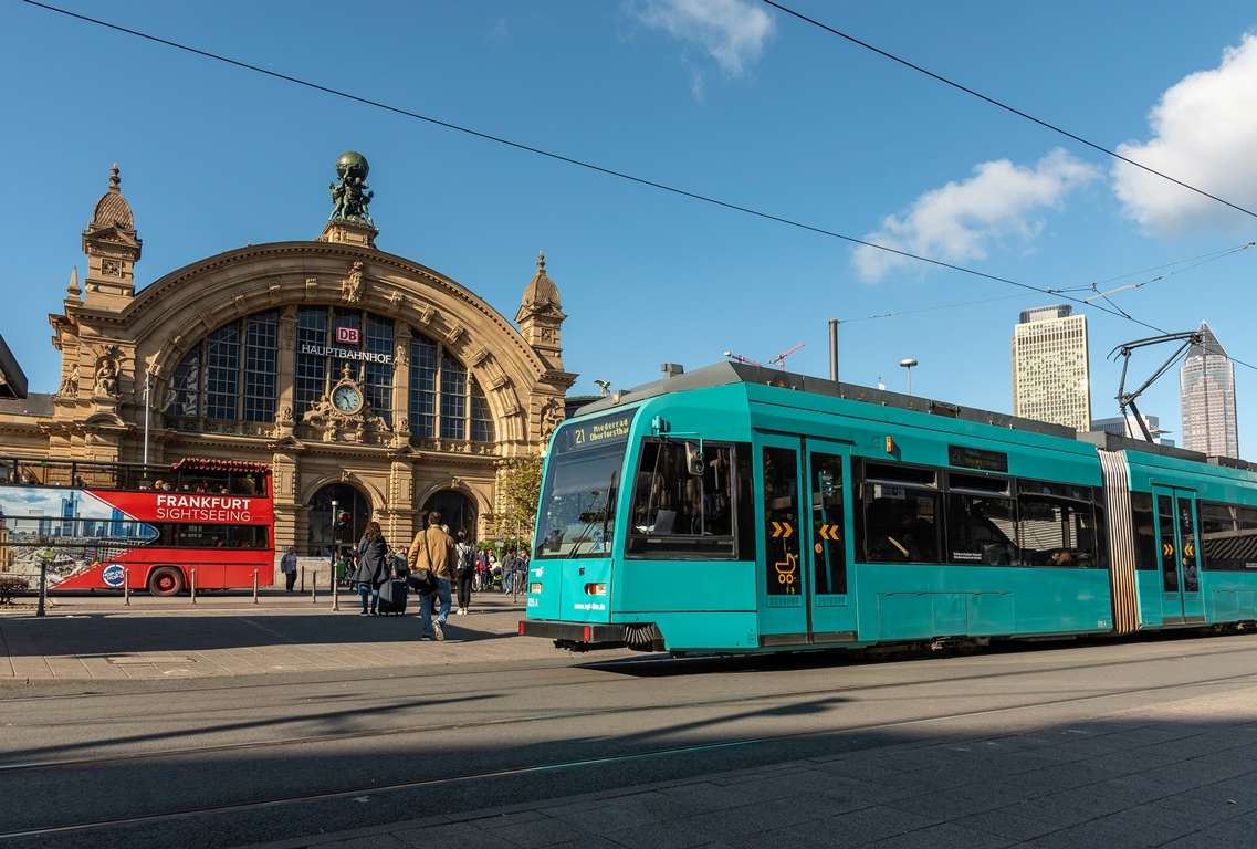 Straßenbahn vom Typ R in Frankfurt vor dem Hauptbahnhof Frankfurt