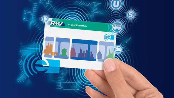 eTicket in einer Hand