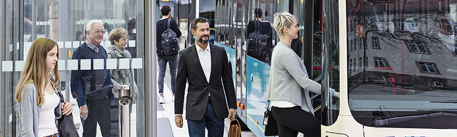 Bus der Expressbus-Linie X64 an Haltestelle