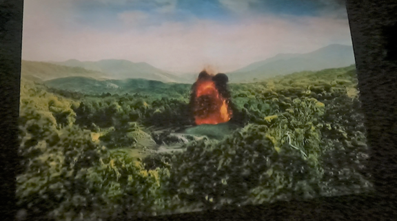 Video: Animation, Vulkan explodiert inmitten von grüner Landschaft