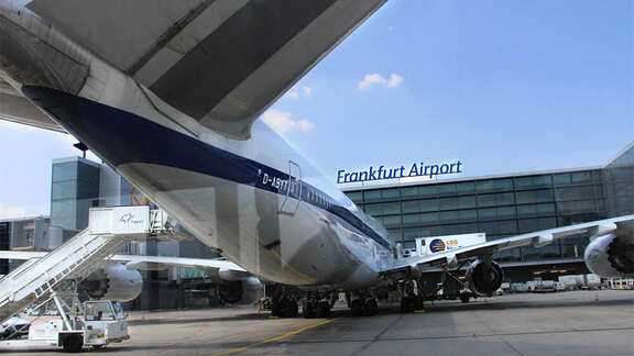 Boeing 747 auf Terminal-Parkposition: Take-off auf Flughöhe Null