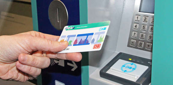 Ein eTicket wird am Fahrkartenautomaten aufgelegt