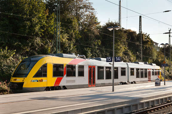 Zug der Hessischen Landesbahn an einer Station im Freien