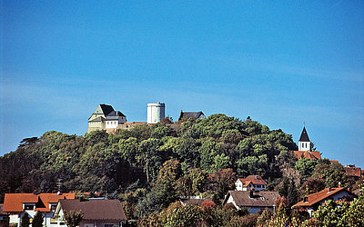 Vergrößerte Ansicht: Die Veste Otzberg überragt den Ort Hering