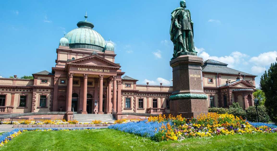 Frontansicht Kaiser-Wilhelms-Bad mit Rundkuppel, Säuleneingang, große Statue Kaiser Wilhelm I