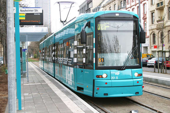 Straßenbahn Typ S in Frankfurt an der Haltestelle Nauheim
