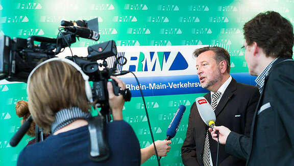 Prof. Knut Ringat, Geschäftsführer und Sprecher der Geschäftsführung, während einer Pressekonferenz vor Mikrofon und Kamera