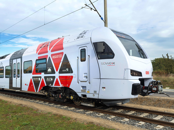 Vergrößerte Ansicht: SÜWEX-Regionalzug auf freier Strecke