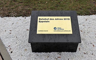 Marmorpodest mit der Messetafel zur Auszeichnung "Bahnhof des Jahres 2018 Eppstein" 