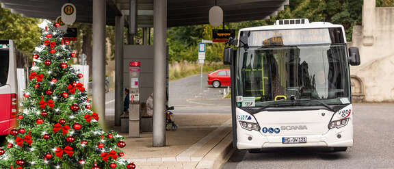 Titelbild: Bus an einer Haltestelle in Bad Nauheim mit Weihnachtsbaum