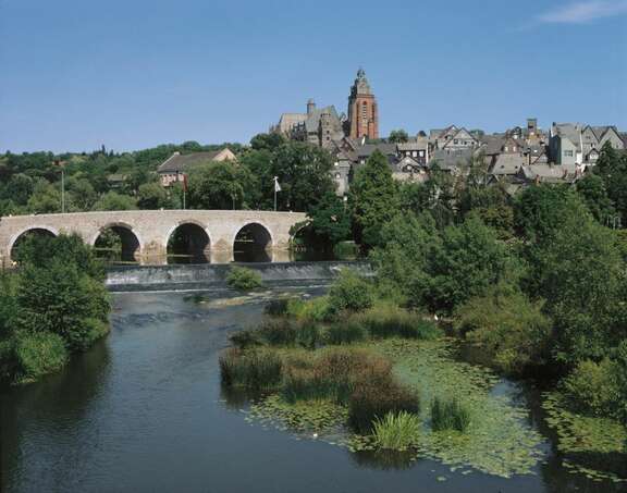 Das Bild zeigt die "Schokoladenansicht" der Altstadt von Wetzlar mit der Alten Lahnbrücke und dem Dom, der über der Altstadt thront. Es ist von der Neuen Lahnbrücke am Karl-Kellner-Ring aufgenommen.