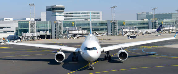 Flugzeug auf der Rollbahn Frontalansicht