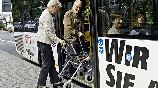 Senioren mit Rollator am Bus