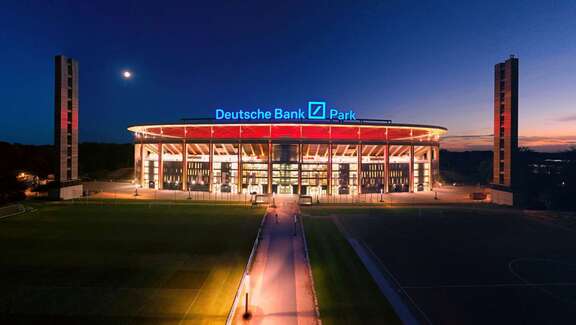 Nächtliche Frontalansicht des Stadions "Deutsche Bank Park" in Frankfurt