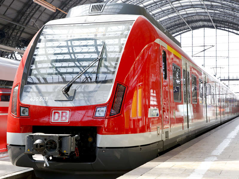 Außenansicht der S-Bahn ET 430 im Frankfurter Hauptbahnhof