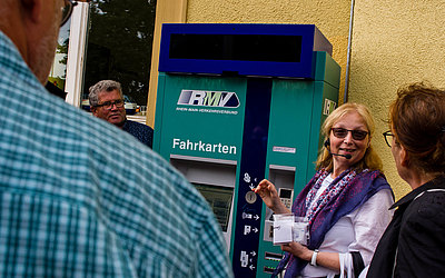Frau Sondergeld erklärt Fahrkartenautomat