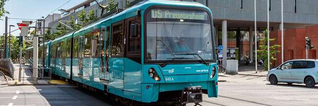 U-Bahn in Frankfurt vor der Nationalbiliothek