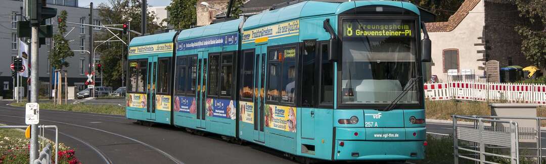 Die Straßenbahnlinie 18 vor der Friedberger Warte