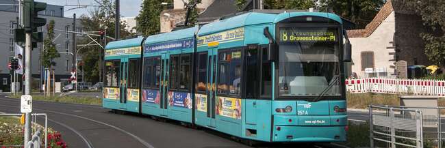 Die Straßenbahnlinie 18 vor der Friedberger Warte