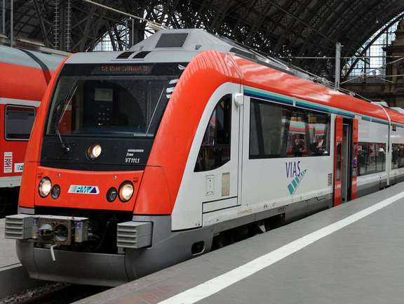 Vergrößerte Ansicht: Zugtyp Itino im Frankfurter Hauptbahnhof