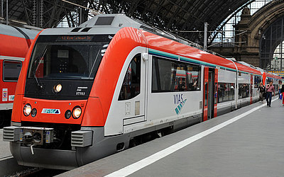 Vergrößerte Ansicht: Zugtyp Itino im Frankfurter Hauptbahnhof