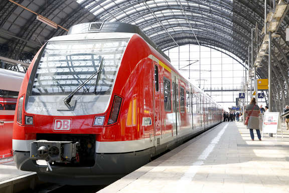 Ansicht von hinten einer S-Bahn am Frankfurt Hauptbahnhof