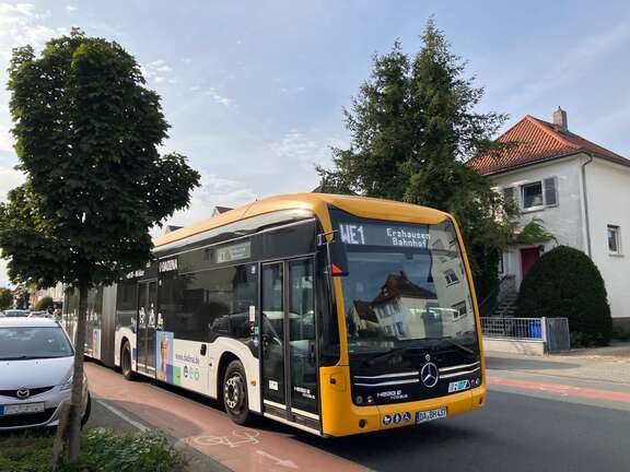 WE1 in Erzhausen Ein Gelenkbus der Linie WE1 fährt durch Erzhausen.