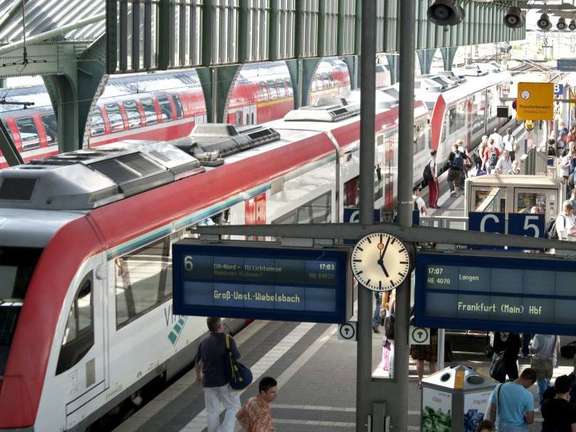 Vergrößerte Ansicht: Odenwaldbahn steht am Gleis im Frankfurter Hauptbahnhof