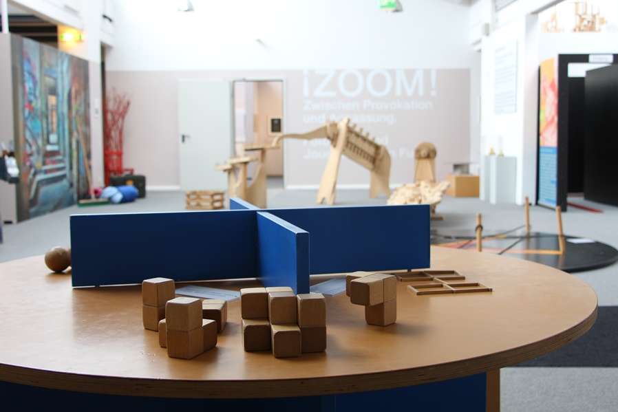 runder Tisch mit blauem Kreuz und Holzwürfeln