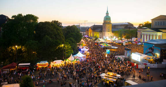 Festivalgelände mit Menschenmenge von erhöhter Position gesehen