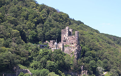 Vergrößerte Ansicht: Burg am Steilhang im Wald