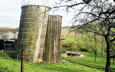 Vergrößerte Ansicht: Zwei Futtersilos auf einem Bauernhof bei Höchst-Forstel