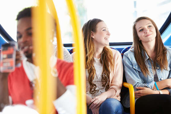 Jugendliche im Bus