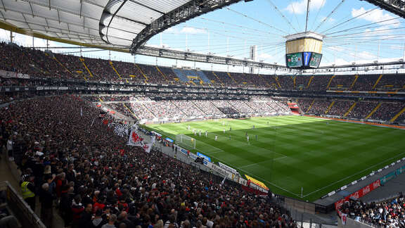 Blick ins voll besetzte Stadion von Eintracht Frankfurt