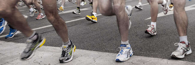 Laufen, joggen, rennen eine Menge Läufer auf der Straße, zu sehen sind nur die Beine