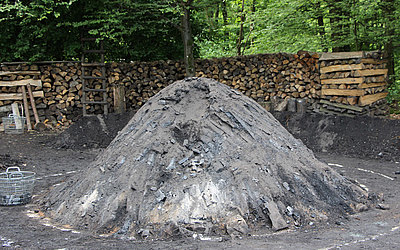 Vergrößerte Ansicht: Der Kohlemeiler im Hessenpark
