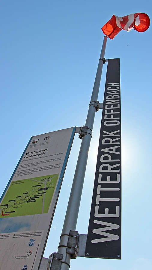 Vergrößerte Ansicht: Schild: Wetterpark Offenbach mit Windfahne 
