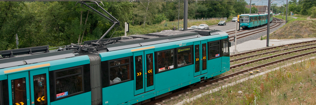 U-Bahn der Linie U9 auf offener Strecke.