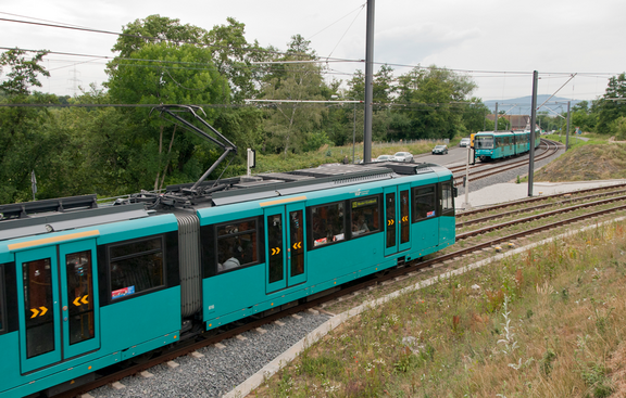 U-Bahn der Linie U9 auf offener Strecke.