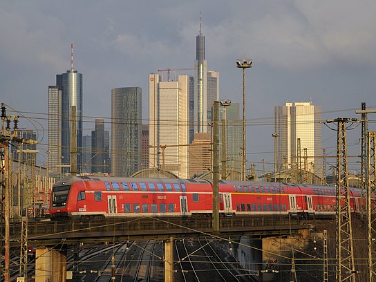 Regionalbahn vor Frankfurter Bankenkulisse