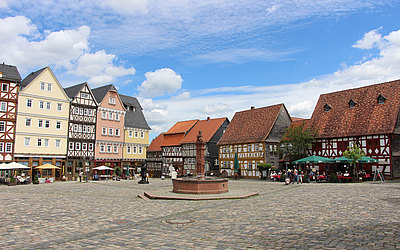 Vergrößerte Ansicht: Der Marktplatz mit seinem Brunnen