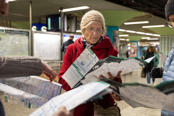 Seniorin hält Netzplan in der Hand