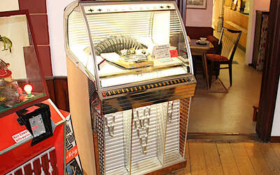 Hell erleuchtete, silberne Jukebox im Museum