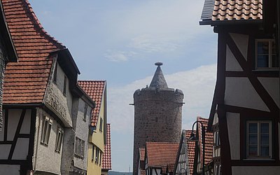Vergrößerte Ansicht: obere Fronten von Fachwerk-Häusern mit gemauertem Turm im Hintergrund
