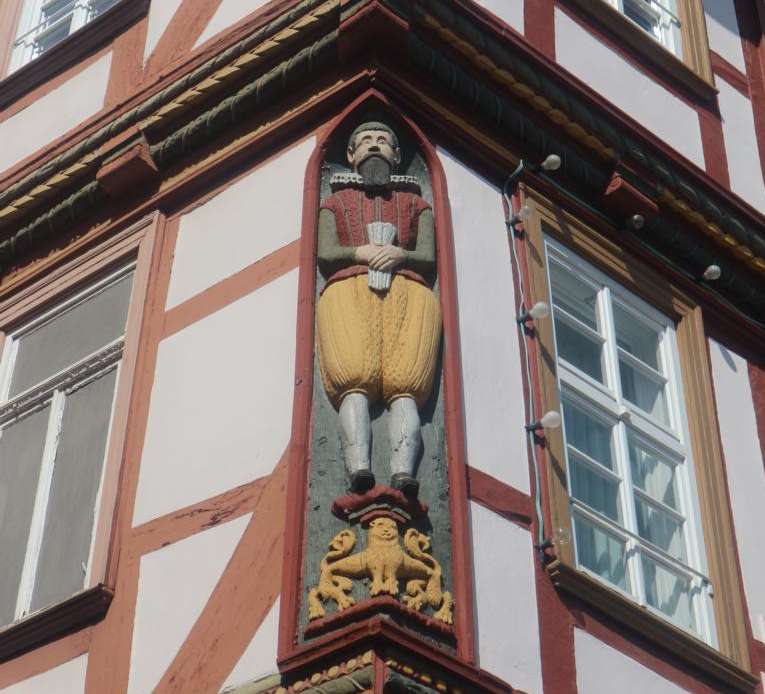 Geschnitzte Figuren auf der Ecke einer Fachwerkhausfassade